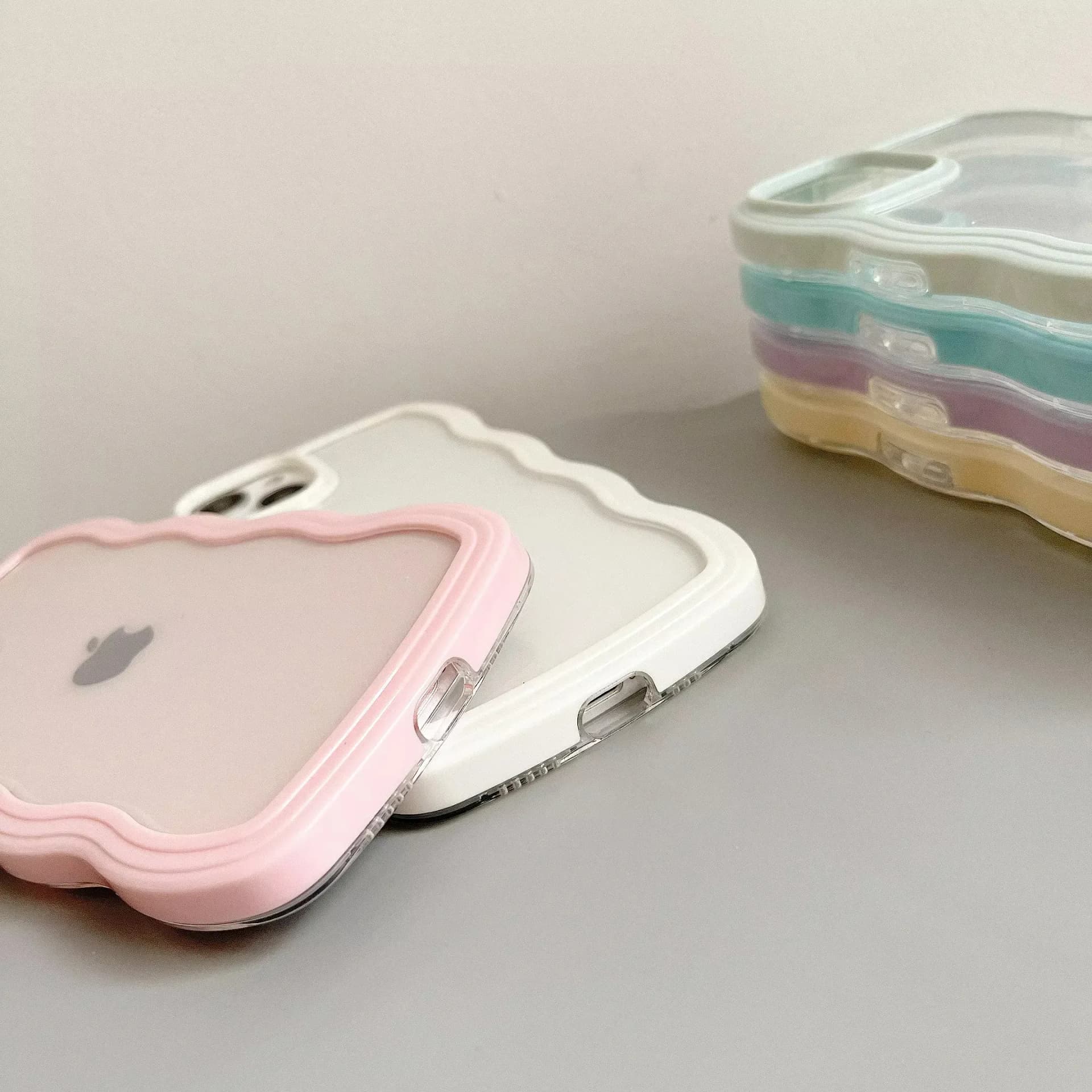 Coque transparente ondulée bouclée à la mode pour iPhone 16